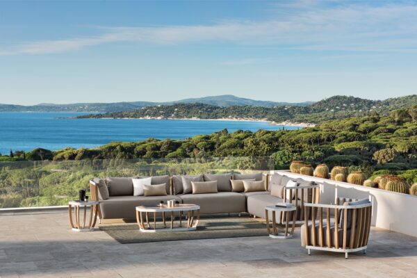 Luxuriöse Ethimo Gartenschaukel für 6 Personen mit bequemen Polstern und elegantem Design.