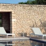 Luxuriöse Infinity Liege von Ethimo für entspannte Stunden im Freien.