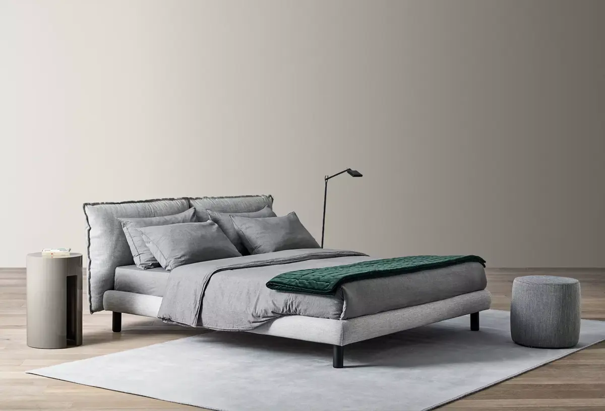 Luxuriöses Oliver Bett von Meridiani mit elegantem Design und hochwertiger Verarbeitung.