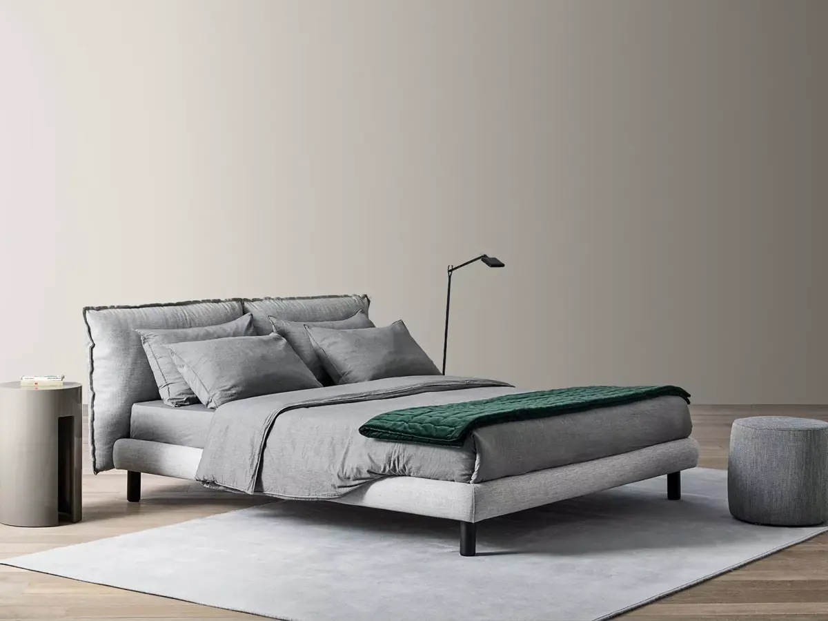 Luxuriöses Oliver Bett von Meridiani mit elegantem Design und hochwertiger Verarbeitung.