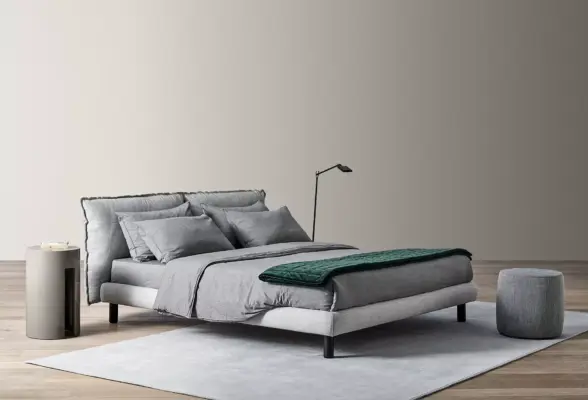 Luxuriöses Oliver Bett von Meridiani mit elegantem Design und hochwertiger Verarbeitung.