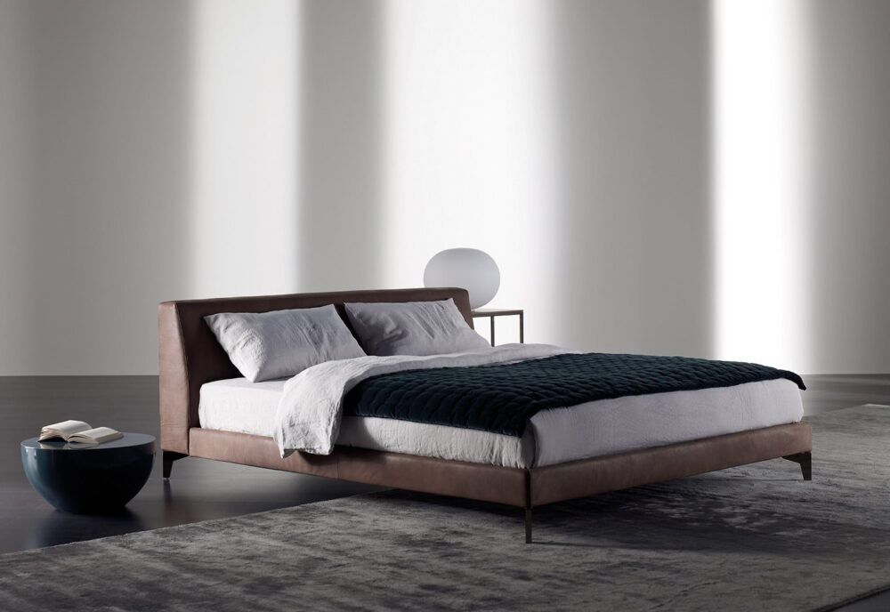 Luxuriöses Polsterbett Louis Up von Meridiani mit elegantem Kopfteil und hochwertiger Verarbeitung.