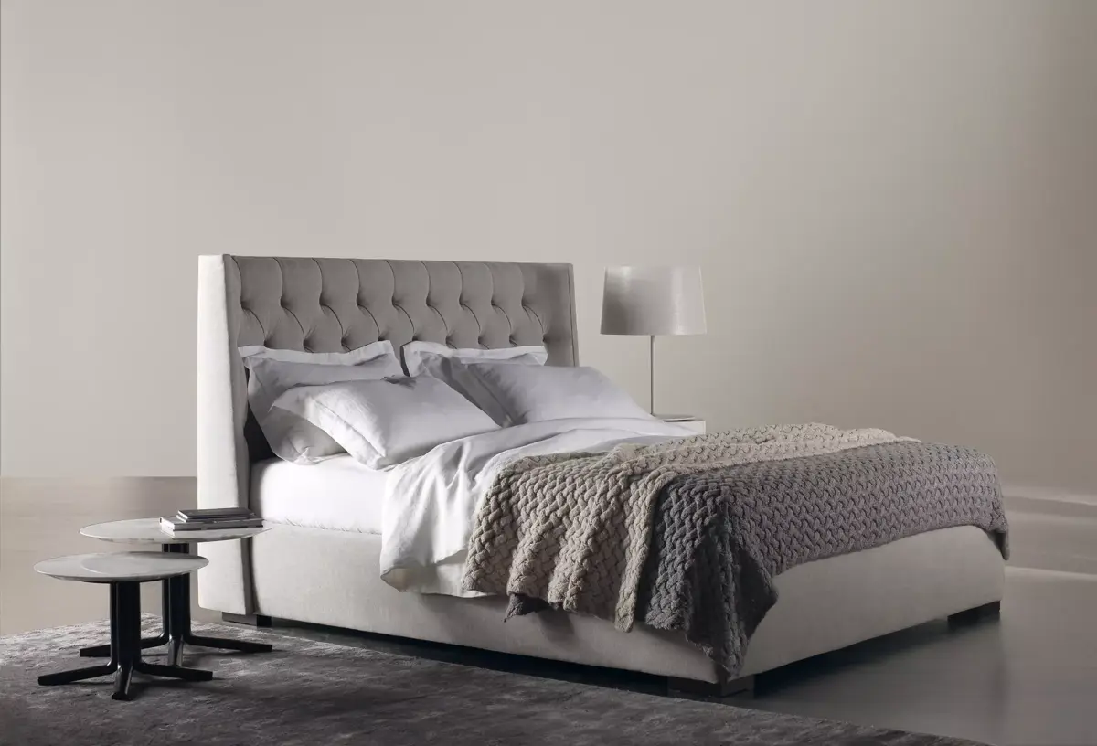 Luxuriöses Turman Bett von Meridiani mit elegantem Design und hochwertiger Verarbeitung.