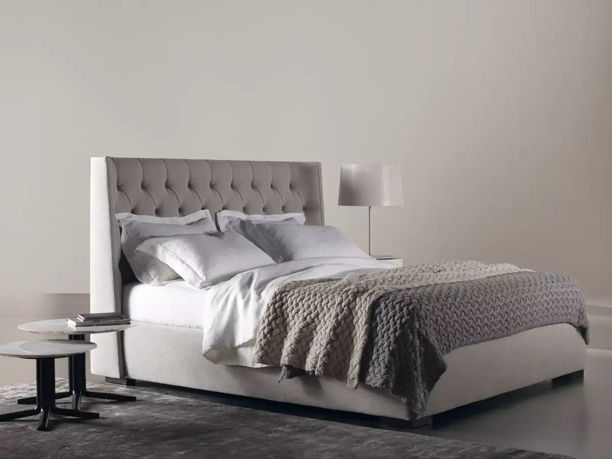 Luxuriöses Turman Bett von Meridiani mit elegantem Design und hochwertiger Verarbeitung.