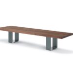 Massivholz-Sitzbank Newton von Riva 1920 mit natürlicher Baumkante und modernem Design.