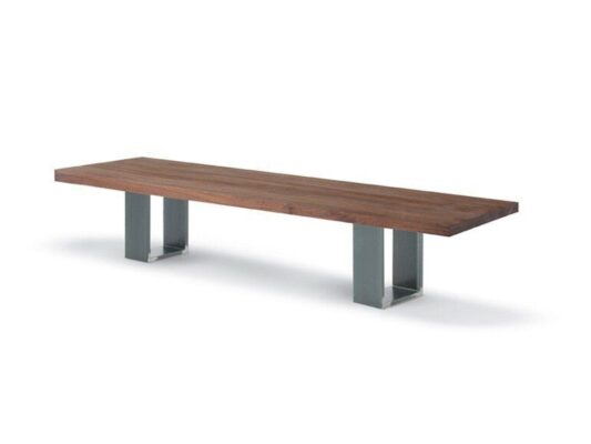 Massivholz-Sitzbank Newton von Riva 1920 mit natürlicher Baumkante und modernem Design.