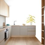 Moderne Einbauküche in frischem Mintgrün mit eleganten Fronten und hochwertiger Ausstattung.