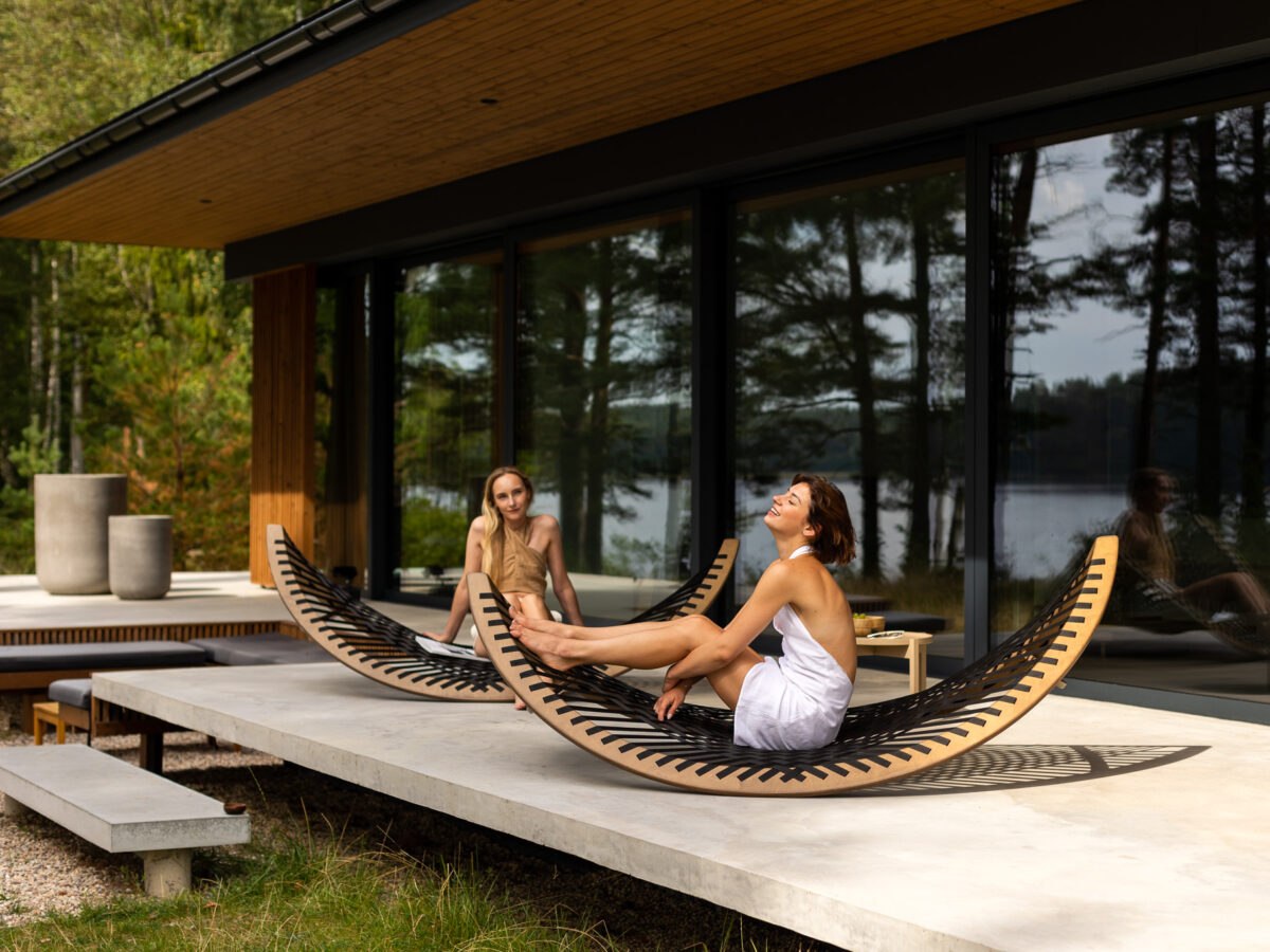 Stilvolle Aggy Liege in Panama Banana - Modernes Design für elegantes Wohnen.