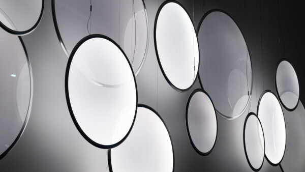 Moderne Artemide Discovery LED-Ringpendelleuchte mit innovativer Lichttechnik für stilvolle Raumbeleuchtung.