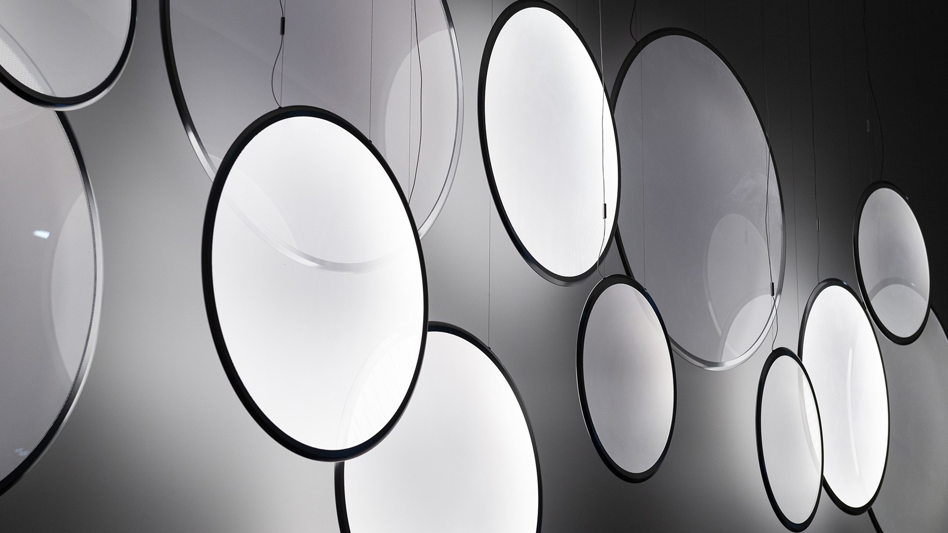 Moderne Artemide Discovery LED-Ringpendelleuchte mit innovativer Lichttechnik für stilvolle Raumbeleuchtung.