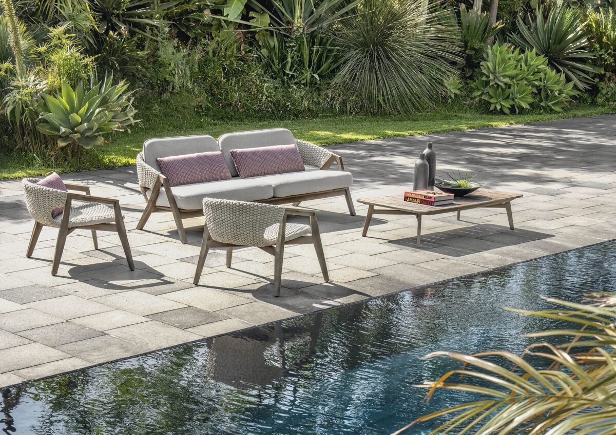 Moderne Ethimo Knit 12 Gartenmöbel mit elegantem Esstisch und passenden Stühlen für Terrasse.