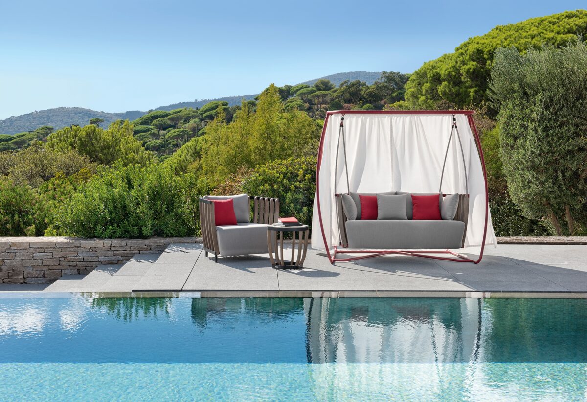 Moderne Ethimo Swing Gartenschaukel aus hochwertigem Design für entspannte Stunden im Freien.