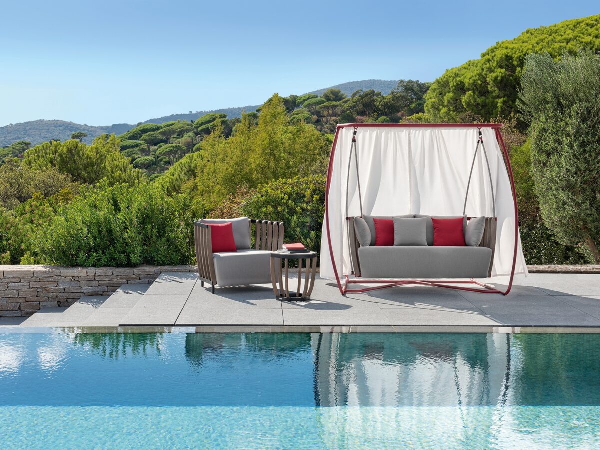 Moderne Ethimo Swing Gartenschaukel aus hochwertigem Design für entspannte Stunden im Freien.