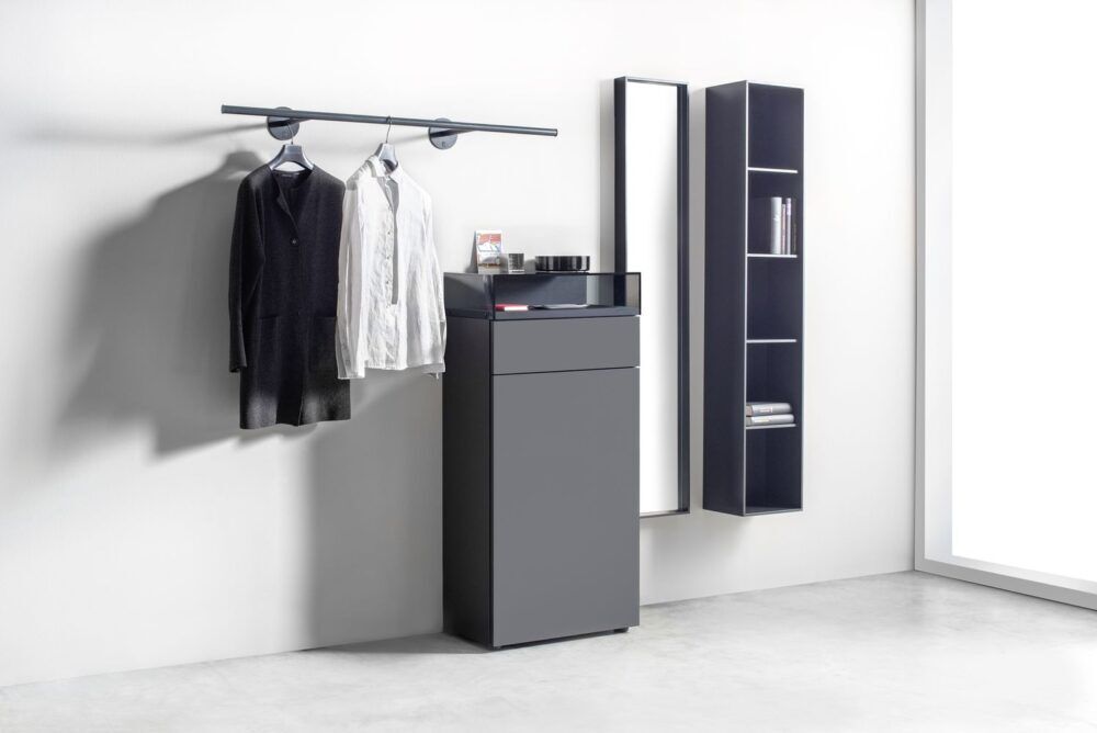 Moderne Garderobe Kaya 4 in Holzoptik mit Spiegel und Ablage von Sudbrock