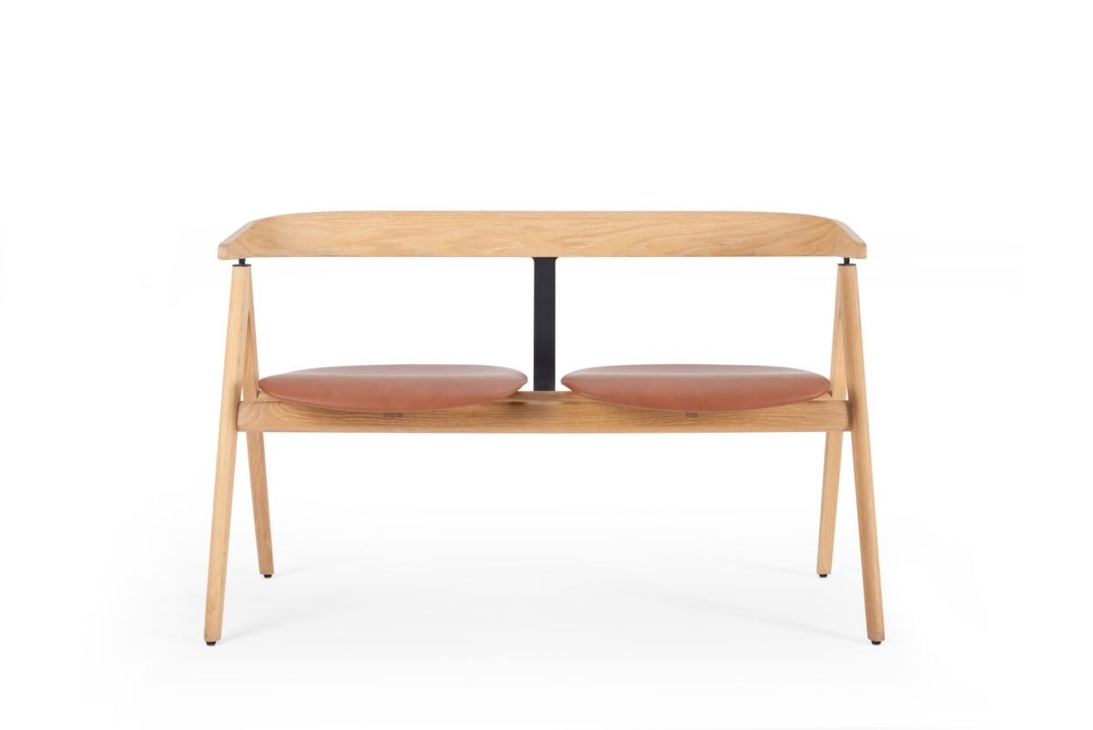 Elegante Gazzda Ava Sitzbank aus Holz im skandinavischen Stil für moderne Wohnräume.