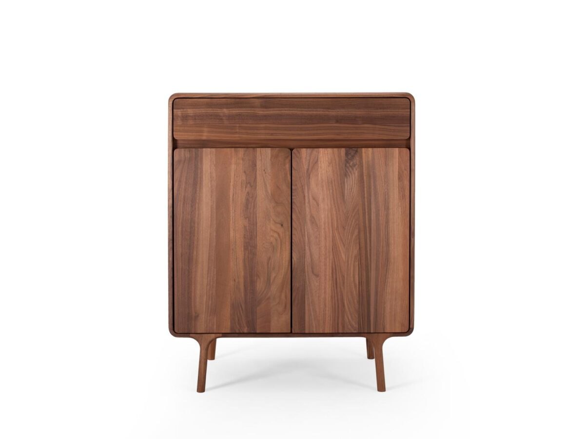 Gazzda Fawn Kommode mit drei Schubladen aus hellem Eichenholz im skandinavischen Design.