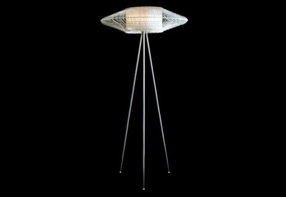 Moderne Halo Stehlampe mit geflochtenem Schirm von Designer Kenneth Cobonpue.