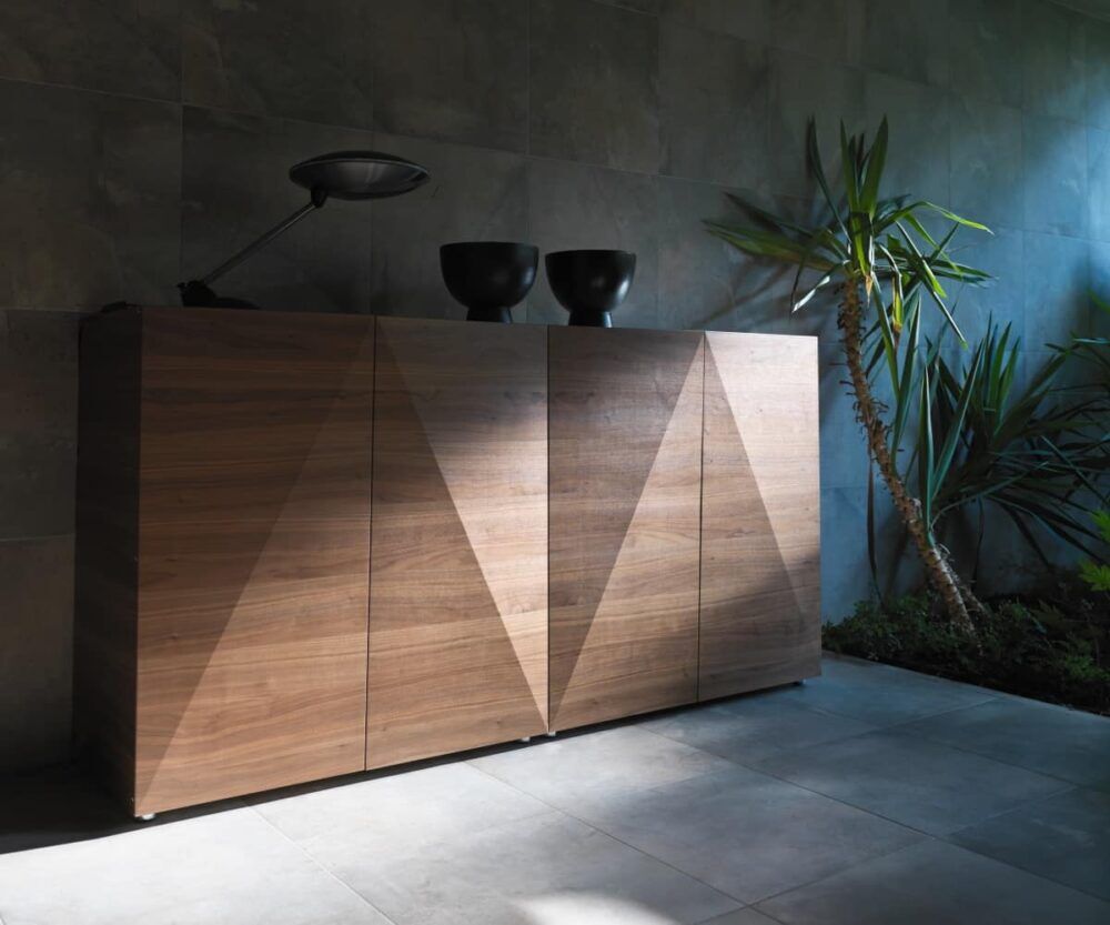 Moderne Horm Not Kommode mit elegantem Design und durchbrochener Struktur für stilvolle Wohnräume.