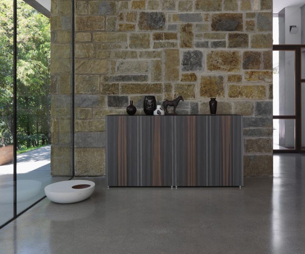 Moderne italienische Kommode Carlos von Horm mit eleganten Schubladen und zeitlosem Design.