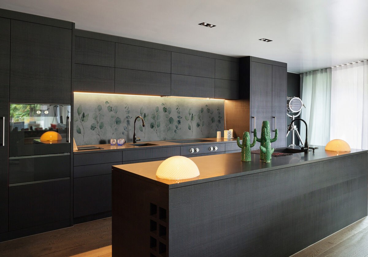 Abstrakte Designer-Tapete mit dynamischen Formen in Blau und Orange von Instabilelab.