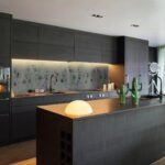 Abstrakte Designer-Tapete mit dynamischen Formen in Blau und Orange von Instabilelab.