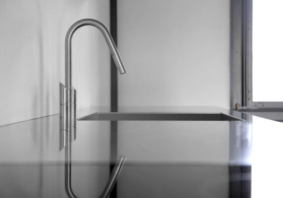 MGS Edelstahl-Küchenarmatur mit schwenkbarem Auslauf für moderne Küchengestaltung