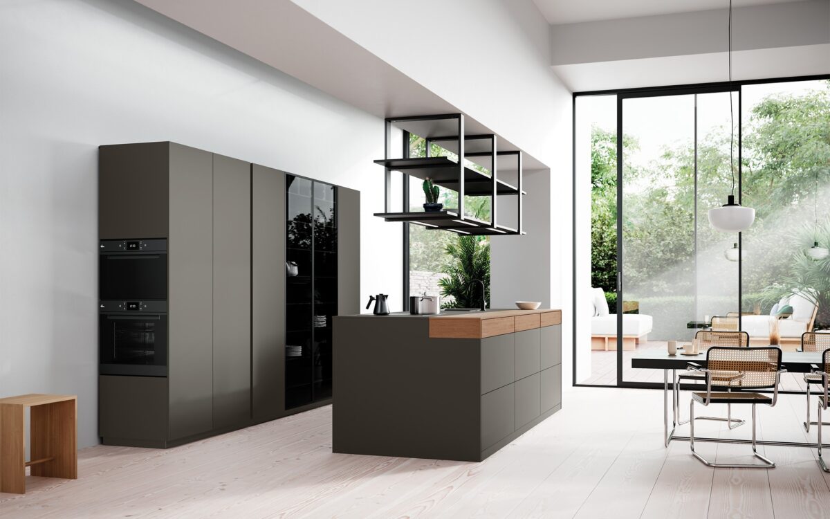 Moderne Rotpunkt Küche mit eleganten grauen Fronten und integrierten Geräten.