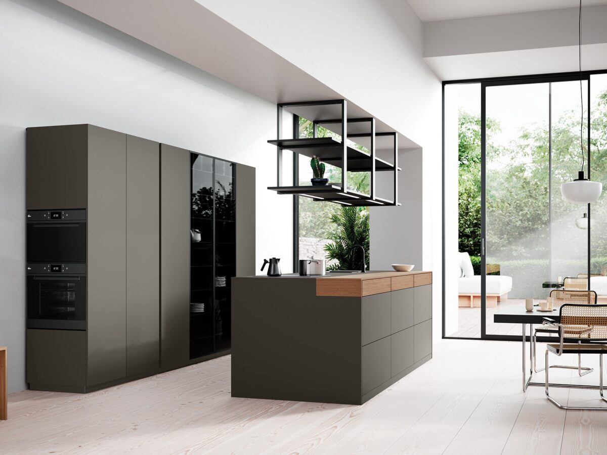 Moderne Rotpunkt Küche mit eleganten grauen Fronten und integrierten Geräten.