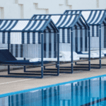 Moderne Strandkabinen mit elegantem Design von Ego Paris für luxuriöse Outdoor-Entspannung.