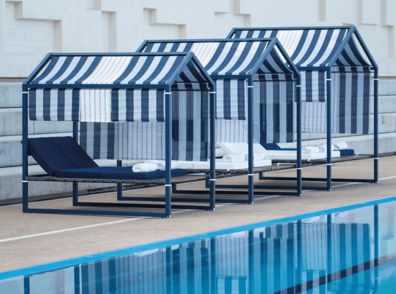 Moderne Strandkabinen mit elegantem Design von Ego Paris für luxuriöse Outdoor-Entspannung.