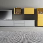 Moderne Wohnwand Game 2 von Sudbrock mit eleganten Regalen und Schränken.