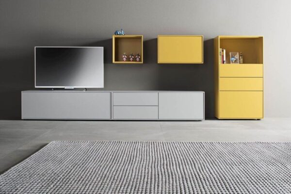 Moderne Wohnwand Game 2 von Sudbrock mit eleganten Regalen und Schränken.