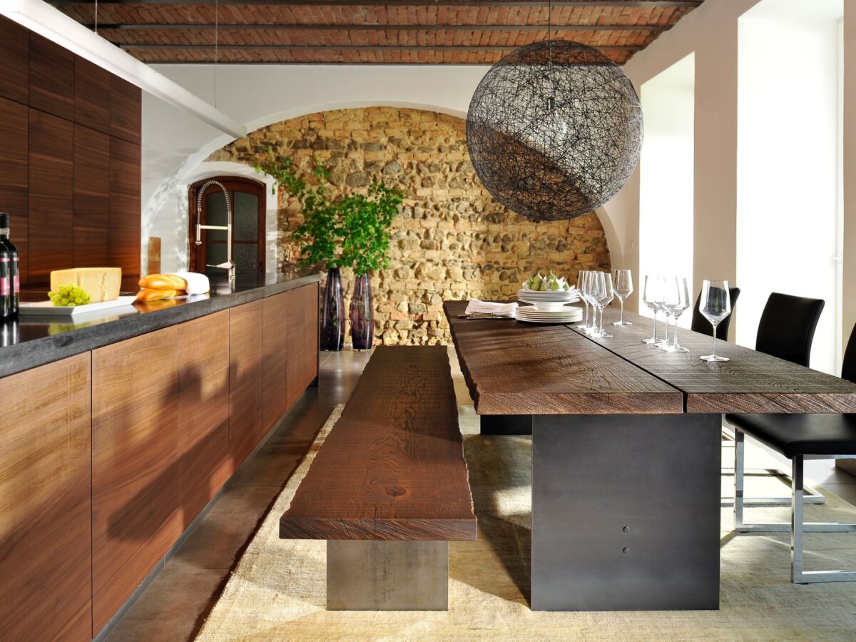 Moderne Wohnwand mit TV-Lowboard und Hängeschränken in Holzoptik von Anrei Stamm.