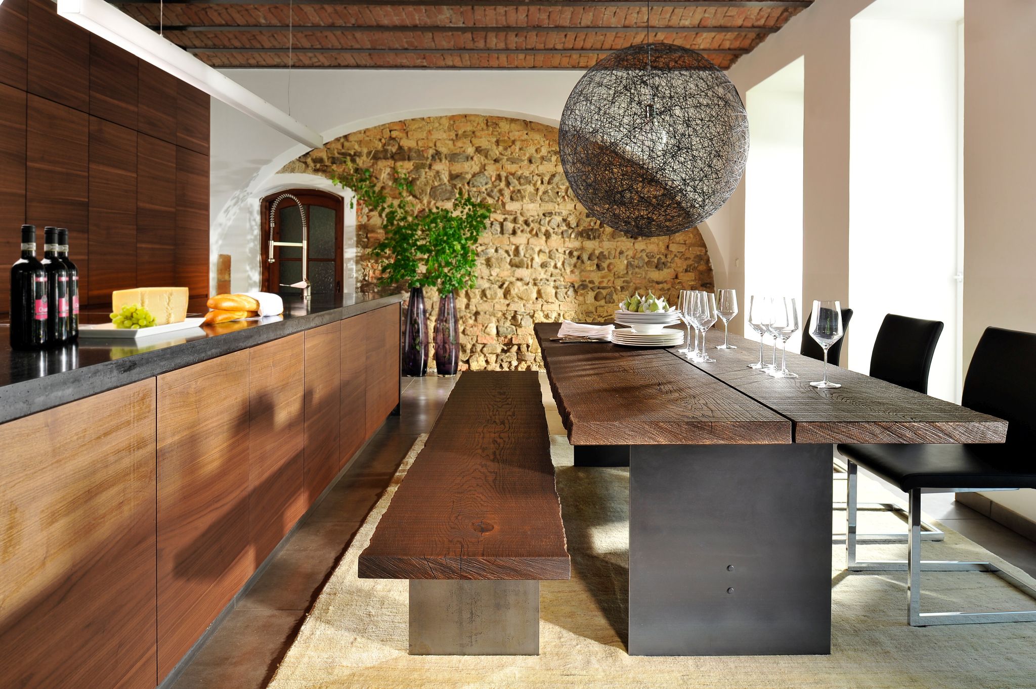 Moderne Wohnwand mit TV-Lowboard und Hängeschränken in Holzoptik von Anrei Stamm.