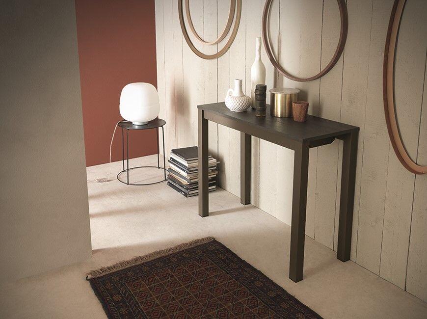 Moderner Altacom Quad Konsolentisch an der Wand montiert, platzsparend und stilvoll.