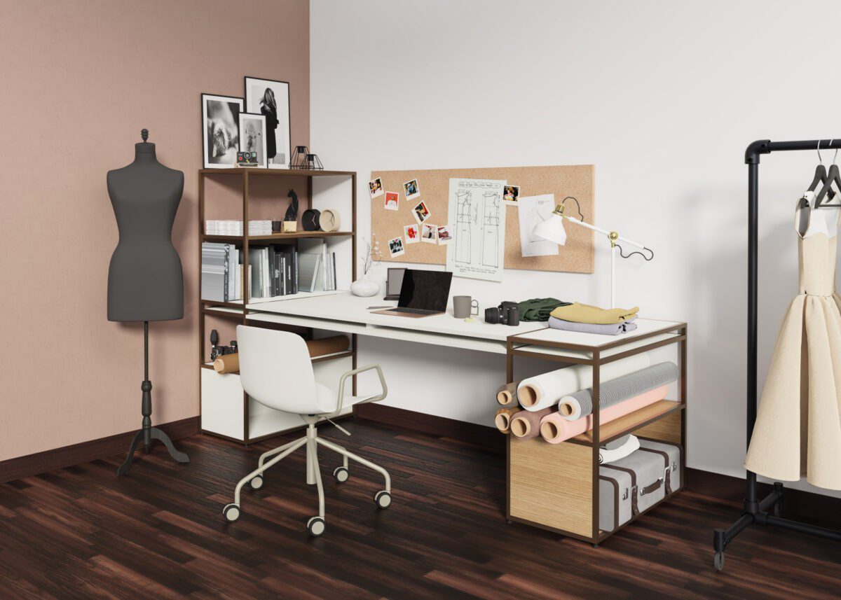 Moderner Homeoffice-Arbeitsplatz mit höhenverstellbarem Schreibtisch und praktischem Wandregal.