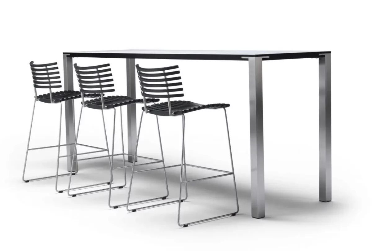 Moderner Barhocker mit elegantem Leopardenmuster und schwarzem Metallgestell für stilvolle Einrichtung.