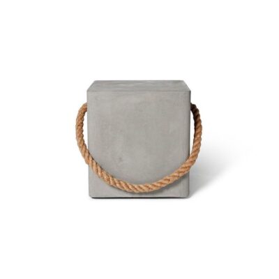 Minimalistischer Edge Betonhocker von Lyon Béton für moderne Wohnräume.