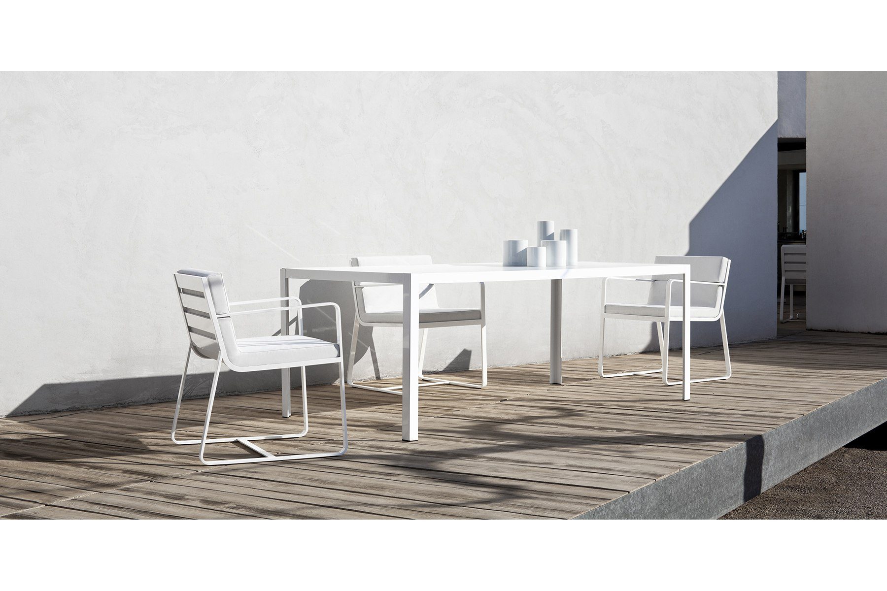 Moderner Bivaq Dats 5 Gartentisch aus wetterfestem Material für Terrasse und Außenbereich.