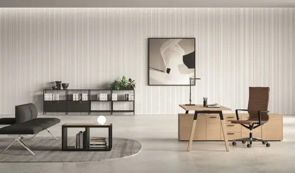 Eleganter Bralco Polare 5 Schreibtisch mit italienischem Design für moderne Büroräume.