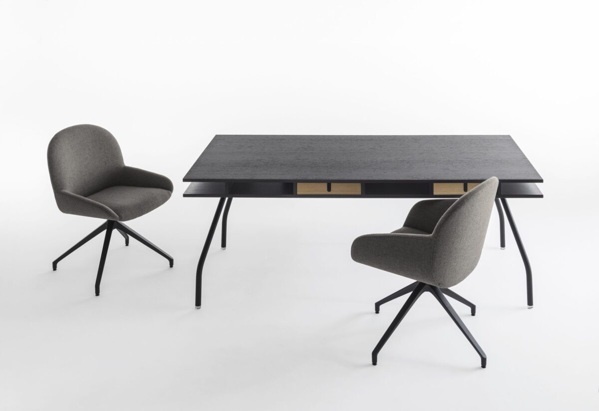 Crassevig Elba 6 Designstuhl mit schlanker Silhouette für moderne Büros und Wohnräume.