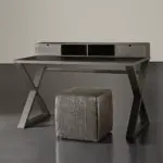 Moderner Cruis Schreibtisch von Meridiani mit elegantem Design für stilvolles Arbeiten.