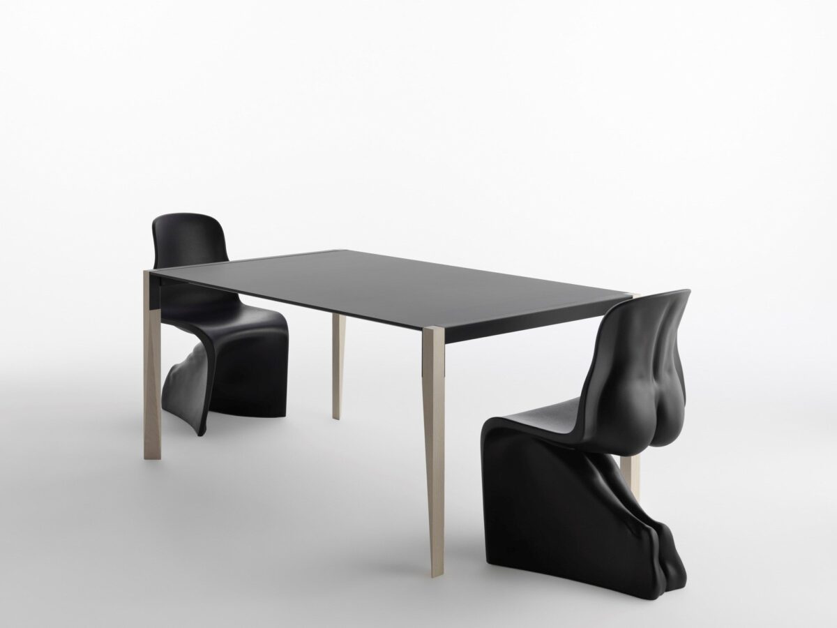 Horm Him & Her Designerstühle in stilvollem Schwarz-Weiß - moderne Sitzgelegenheiten für jeden Raum.