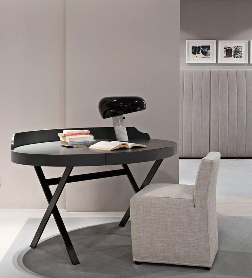 Moderner Edward 6 Schreibtisch von Meridiani in elegantem Design für stilvolle Büroeinrichtung.