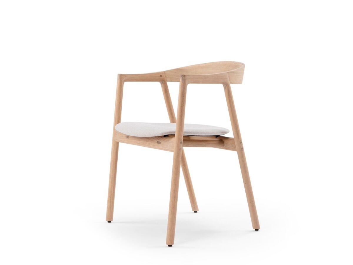 Gazzda Muna Holzstuhl mit elegant geschwungener Rückenlehne im skandinavischen Design.