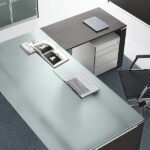 Moderner Jet Evo 13 Schreibtisch von Bralco für zeitgemäße Büroeinrichtung.