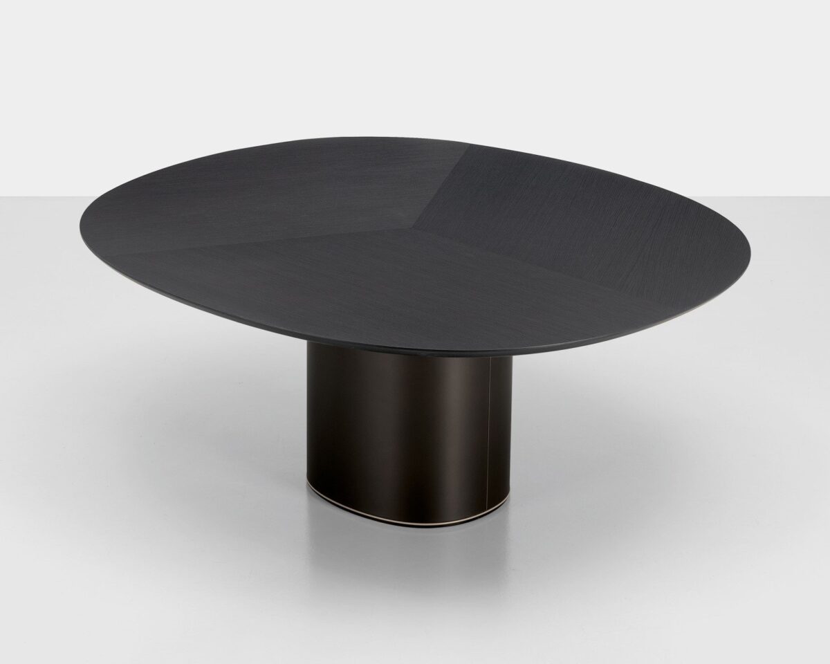 Kristalia Holo Pillar 17 Tisch mit eleganter Säulenbasis und minimalistischem Design.