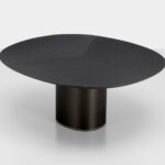 Kristalia Holo Pillar 17 Tisch mit eleganter Säulenbasis und minimalistischem Design.