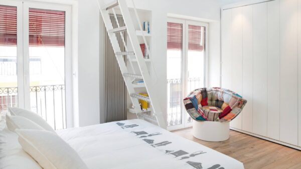 Moderner Lago Huggy 2 Sessel mit elegantem Design für stilvolle Wohnräume.