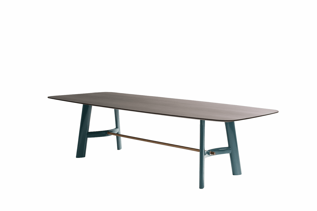 Eleganter Lema August Esstisch mit Holzplatte und schlankem Metallgestell im italienischen Design.